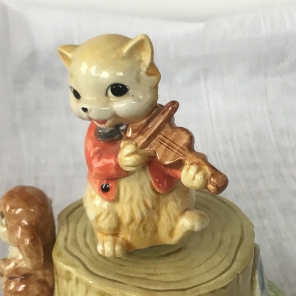 Hey diddle diddle. The cat and fiddle music box, wind up music box- like new - Picture 5 of 7